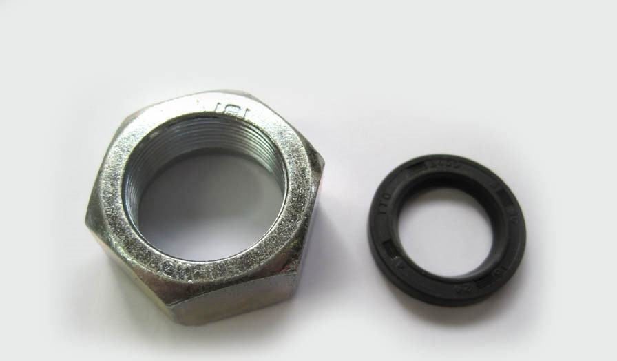 Front cogwheel nut with sealing/retainer ring